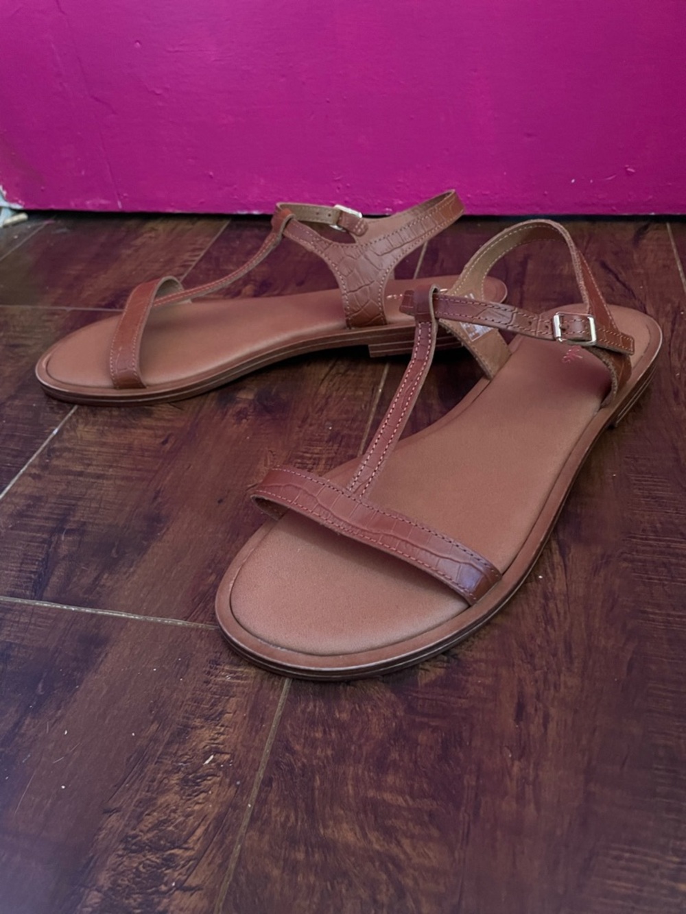 Clarks Women's Brown T-Strap faux croc Leather Sandals size 8.5 NWOT - Picture 3 of 5